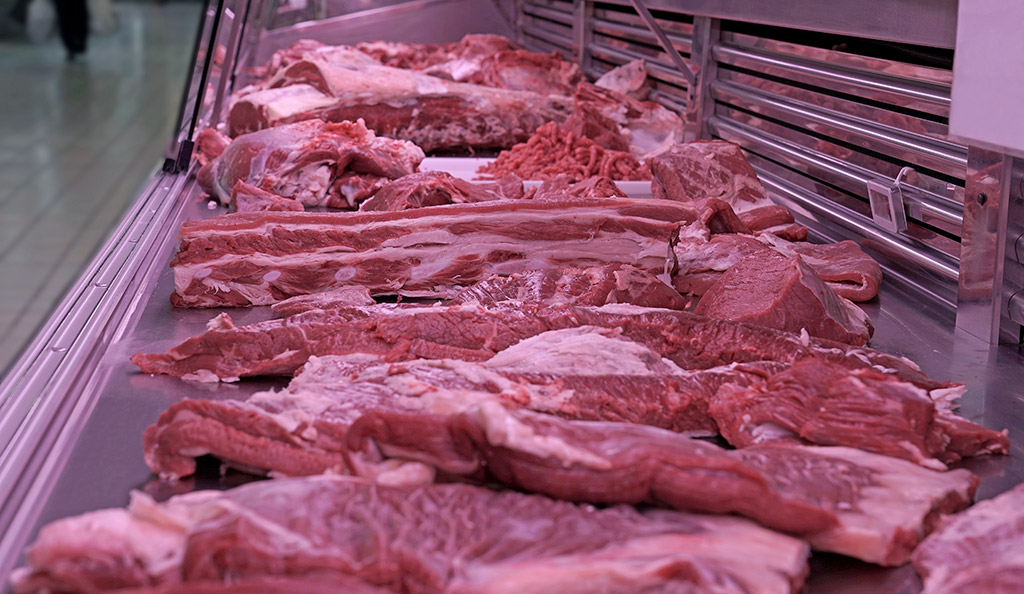 Exposición de la distintas piezas de carne en el puesto de Carnicería César Romero Taboada en el Mercado de Abastos de Zamora